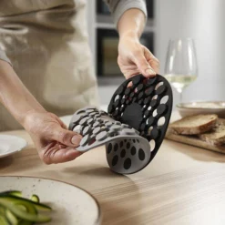 Lekue Découpoir Petits Fours Feuilletés Apéritifs Lékué Rouge Triangle Losange -Pas Cher Touche Cuisine Magasin decoupoir petits fours feuilletes aperitifs lekue rouge triangle losange 9